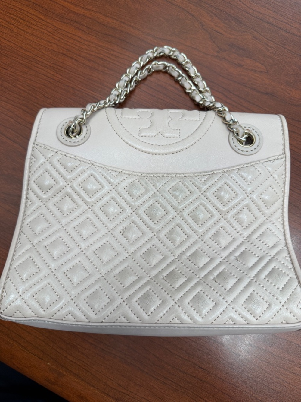 Tory Burch Quilted Shoulder Bag in Light Beige with Gold Chain - Picture 2 of 5